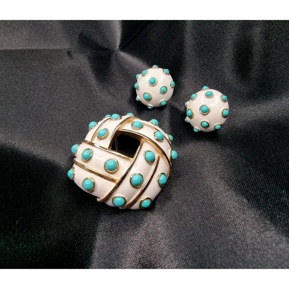 SOLD NOT FOR SALE Rare Vintage 1960s TRIFARI White Enamel & Turquoise Cabochon - Picture 2 of 5